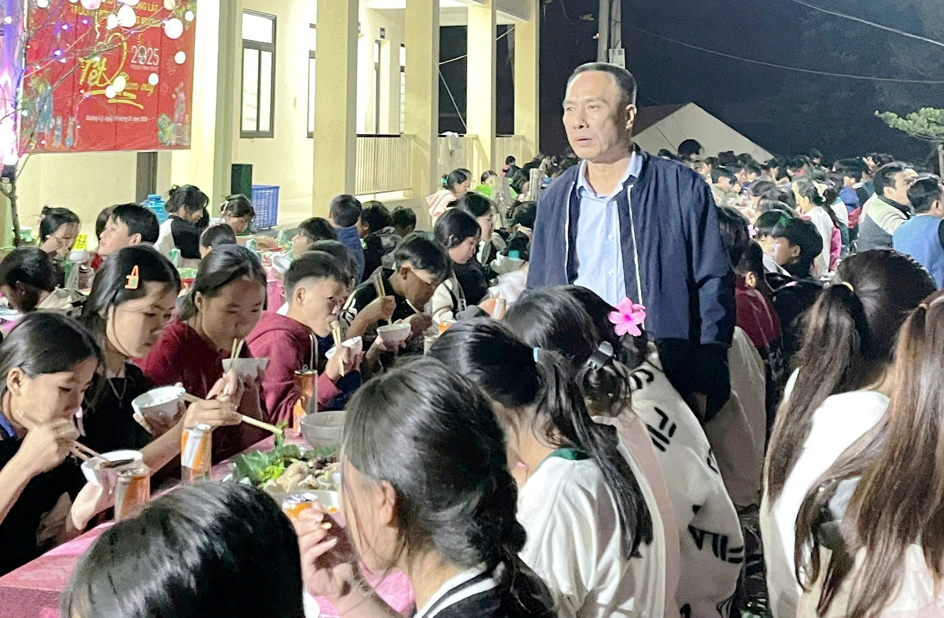 Thầy giáo Hoàng Sỹ Xuân - Hiệu trưởng Trường PTDTBT - THCS Mường Lý (Mường Lát, Thanh Hóa) đến từng bàn ăn động viên học sinh trong bữa liên hoan Tất niên. 4-thay-giao-hoang-sy-xuan-hieu-truong-truong-ptdtbt-thcs-muong-ly-muong-lat-thanh-hoa-den-tung-ban-an-dong-vien-hoc-sinh-trong-bua-lien-hoan-tat-nien.jpg