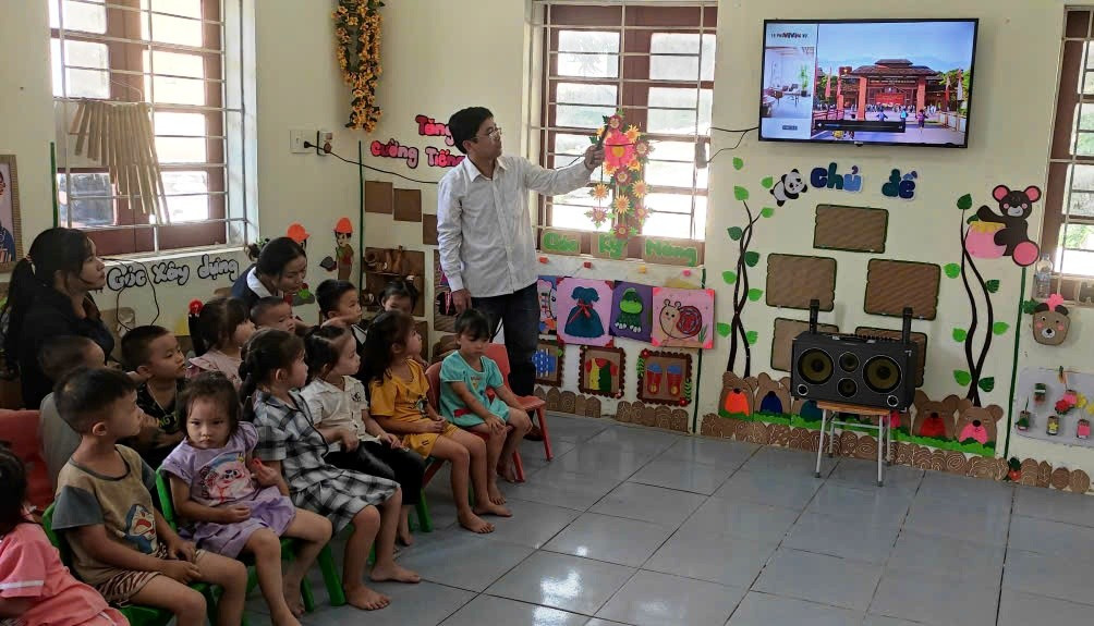 Thầy giáo ở điểm trường Chiềng Nưa - Trường Mầm non Tây Tiến chuẩn bị tivi cho trẻ dự Lễ khai giảng. thay-giao-o-diem-le-chieng-nua-truong-mam-non-tay-tien-dang-chinh-sua-tivi-de-san-sang-cho-le-khai-giang-vao-sang-mai-ngay-5.jpg