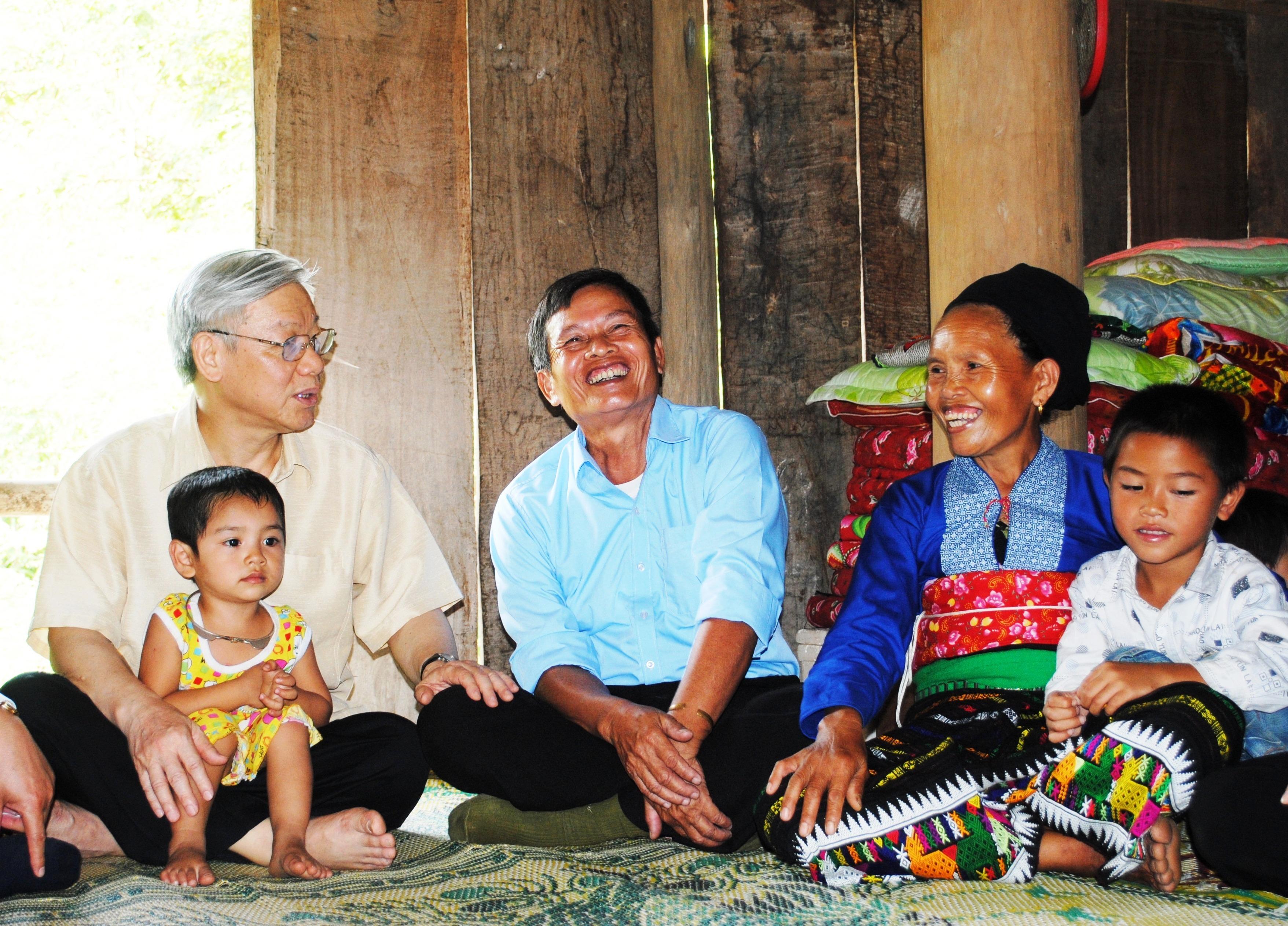 Tổng Bí thư Nguyễn Phú Trọng thăm gia đình ông Lộc Văn Mồn, ở bản Sáng, xã Quang Chiểu (Mường Lát, Thanh Hóa) ngày 3/9/2011. Ảnh: Thế Lượng