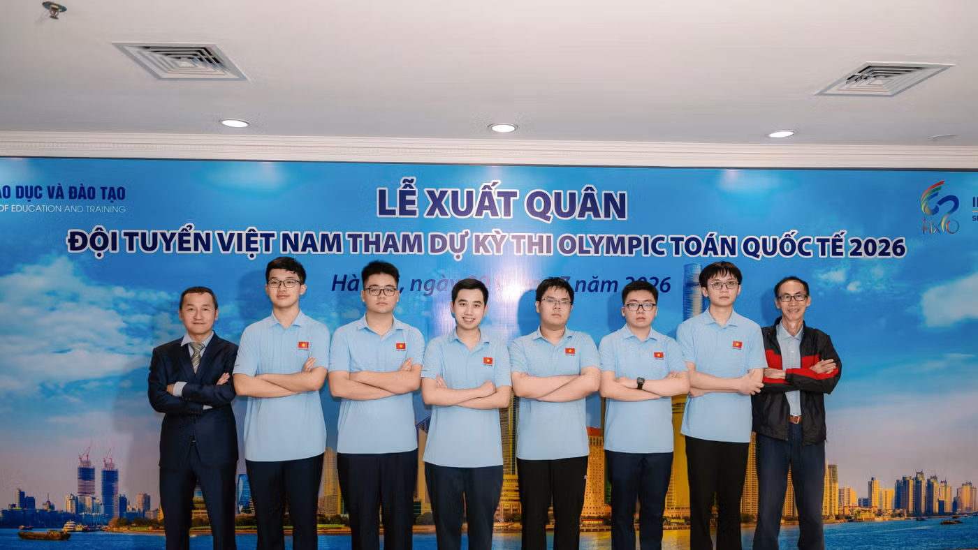 Từ trái qua phải ảnh: Thầy Nguyễn Chu Gia Vượng; các em Phạm Đăng Nguyên, Hà Mạnh Hùng, Nguyễn Lê Nhật Nam, Nguyễn Đình Tùng, Trần Đại Thành Danh, Nguyễn Hoàng Phương; thầy Lê Bá Khánh Trình