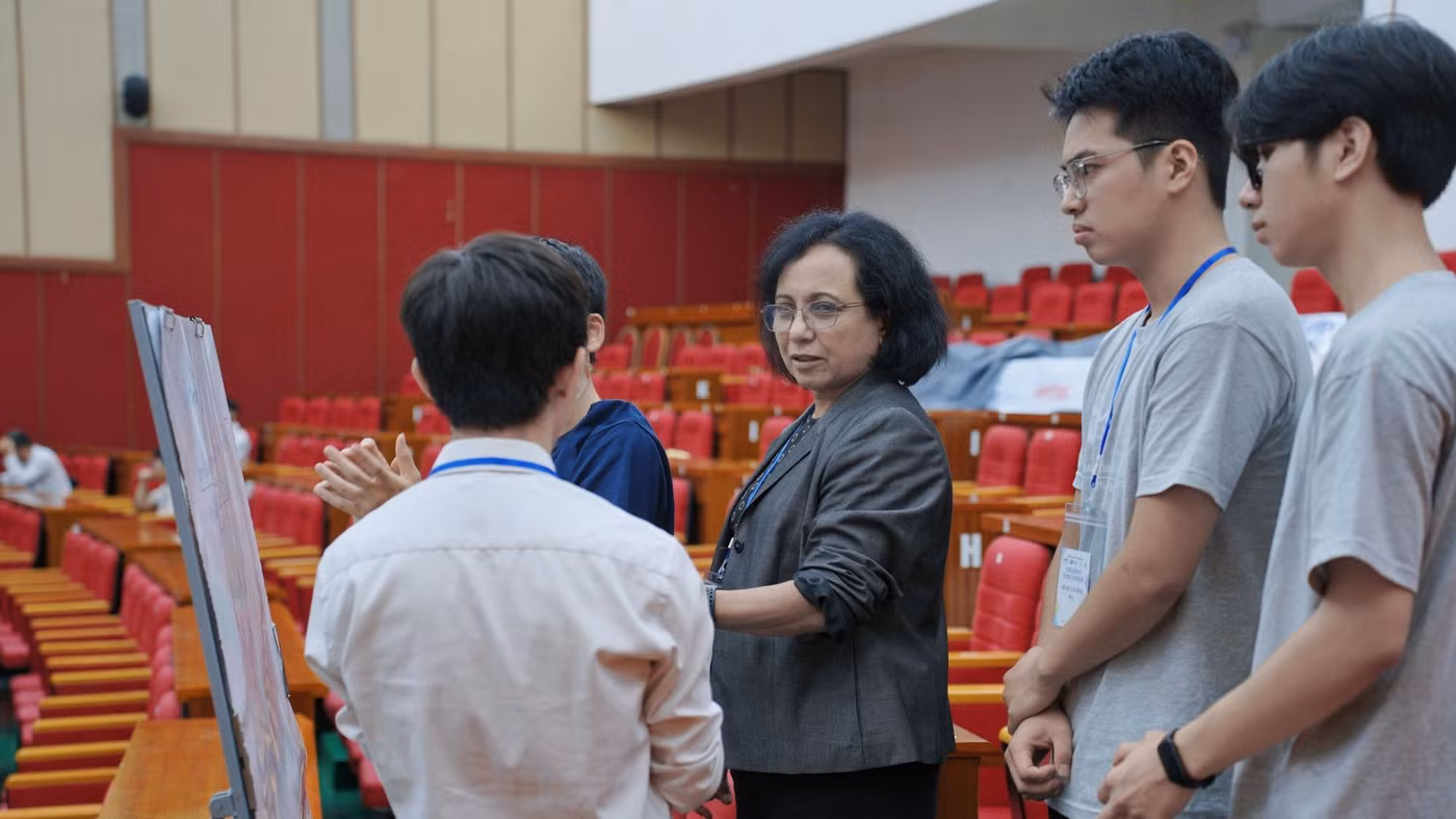 TS. Debabani Choudhury trao đổi trực tiếp với sinh viên.