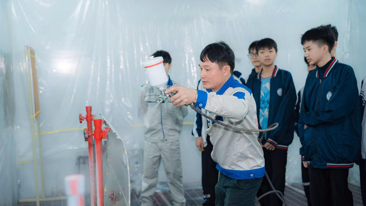 Hướng dẫn học sinh thực hành tại Trường Trung cấp nghề Giao thông công chính Hà Nội.