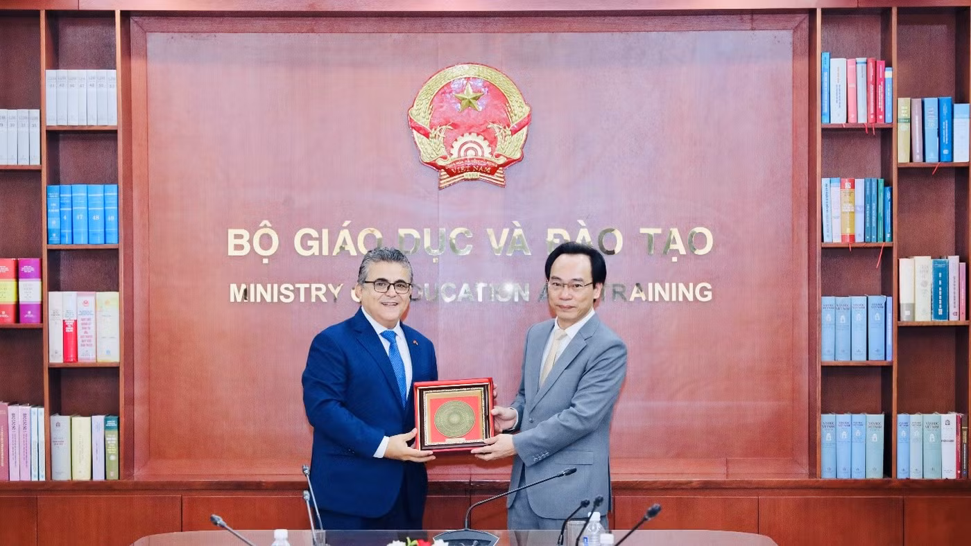 Bộ trưởng Hoàng Minh Sơn trao quà lưu niệm tặng Đại sứ Saadi Salama.
