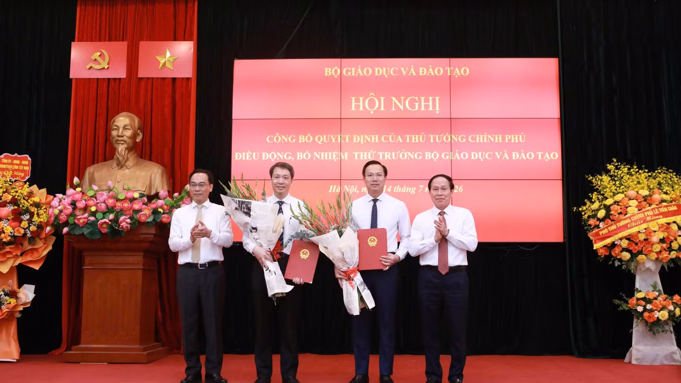 Phó Thủ tướng trao Quyết định điều động, bổ nhiệm hai Thứ trưởng Bộ GD&ĐT