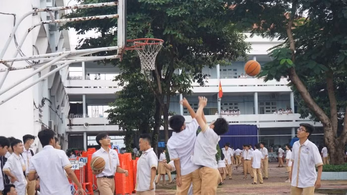 Giờ ra chơi tại Tại Trường THPT Võ Trường Toản, phường Tân Thới Hiệp (TPHCM). Ảnh: Minh Anh.