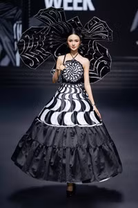 cam-ly-tren-runway-dang-trong-minh-chau-1.jpg