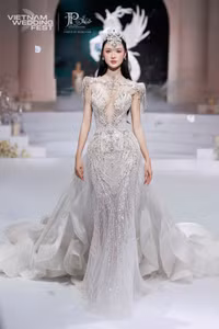 cam-ly-tren-runway-pham-dang-anh-thu-2.jpg