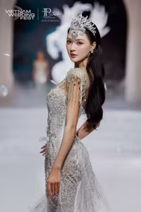 cam-ly-tren-runway-pham-dang-anh-thu-1.jpg