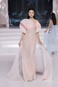 cam-ly-tren-runway-le-ngoc-lam-1.jpg