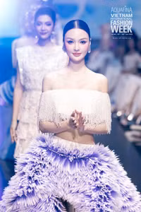 cam-ly-tren-runway-le-thanh-hoa-1.jpg