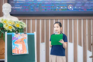 Nguyễn Ánh Dương trình bày sản phẩm dự thi.