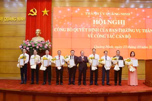 Bí thư Thành ủy Quảng Ninh trao quyết định cho các cán bộ được điều động, phân công nhận nhiệm vụ mới.