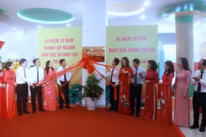 Các đại biểu thực hiện nghi thức gắn biển công trình.