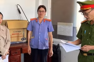 Nguyễn Giang Vũ Vi nghe đọc lệnh bắt 