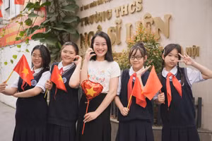 Cô trò Trường THCS Ngô Sĩ Liên, quận Hoàn Kiếm, Hà Nội.