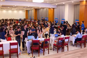 Các tân sinh viên Trường Đại học Hạ Long làm thủ tục nhập học.