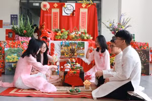 Học sinh Trường THPT chuyên Hà Nội - Amsterdam trải nghiệm không gian Tết cổ truyền.