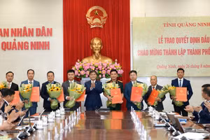 Chủ tịch UBND tỉnh Quảng Ninh trao Quyết định cho các nhà đầu tư.