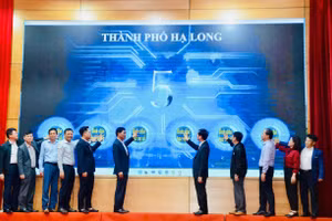 Các đại biểu phát động phong trào "Bình dân học vụ số".