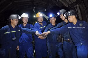 Công nhân Công ty CP Than Vàng Danh thể hiện sự đoàn kết, quyết tâm giữ vững an toàn trước ca sản xuất. 
