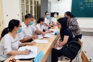 Nhà trường hỗ trợ phụ huynh học sinh đăng ký tuyển sinh đầu cấp.