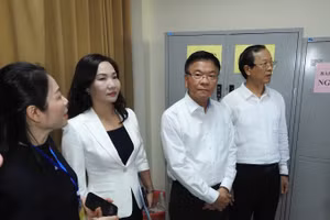 Phó Thủ tướng Lê Thành Long kiểm tra tại điểm thi Trường THPT Hòn Gai, TP Hạ Long.