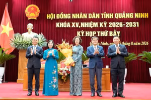 Lãnh đạo Thường trực Tỉnh ủy, HĐND, UBND tỉnh tặng hoa chúc mừng bà Vũ Thị Mai Anh.