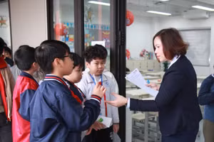 Giám thị gọi thí sinh vào phòng thi.