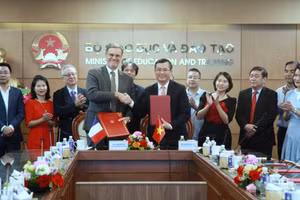 Thứ trưởng Bộ GD&ĐT Nguyễn Văn Phúc và ông Olivier Brochet - Đại sứ Pháp tại Việt Nam ký kết thỏa thuận.