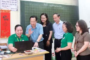 Giám đốc Sở GD&ĐT Hà Nội động viên học sinh học trực tuyến.