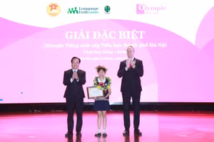 Ông Trần Thế Cương - Giám đốc Sở GD&ĐT Hà Nội và ông Gavan Iacono - Tổng Giám đốc Language Link Việt Nam trao giải Đặc biệt cho học sinh Phạm Kiều Trang.