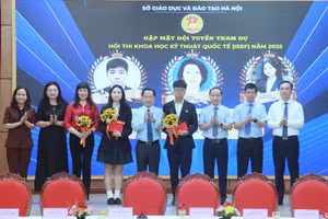 Ban Giám đốc Sở GD&ĐT Hà Nội tặng hoa chúc mừng cô trò Trường THPT Việt Đức.