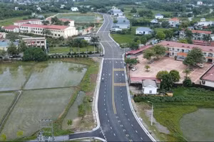 Tuyến đường trung tâm xã Quảng Tân (TP Quảng Ninh) được chỉnh trang, nâng cấp.
