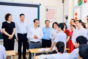 Bộ trưởng Hoàng Minh Sơn thăm, làm việc tại Trường TH&THCS Hà Tu ngày 12/10.