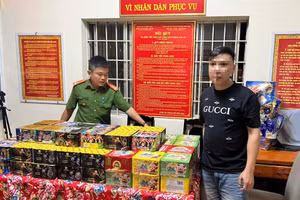 Phạm Trung Ngân cùng tang vật (ảnh Công an cung cấp)