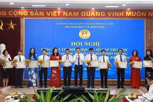 Đại diện UBND TP Hà Nội và Bộ GD&ĐT trao thưởng cho các đơn vị đạt thành tích xuất sắc trong triển khai thí điểm học bạ số tiểu học.