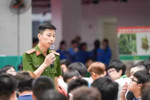 Một buổi tuyên truyền về phòng chống tội phạm công nghệ cao cho học sinh của Công an Thành phố Hà Nội.