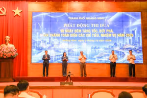 Lãnh đạo TP Quảng Ninh thực hiện nghi thức phát động thi đua. 