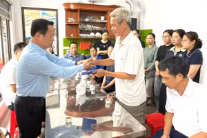 Giám đốc Sở GD&ĐT Hà Nội Trần Thế Cương chia buồn với gia đình học sinh ở xã Thường Tín.