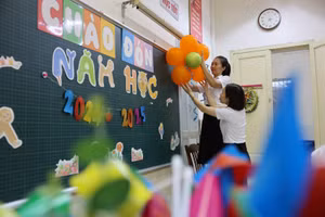 Các cô giáo Trường Tiểu học Bình Minh chuẩn bị cho năm học mới.
