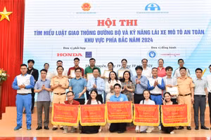 Các đội dự thi chụp ảnh lưu niệm tại hội thi.