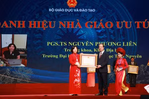 Bộ trưởng Bộ GD&ĐT Nguyễn Kim Sơn trao tặng danh hiệu Nhà giáo ưu tú cho PGS.TS Nguyễn Phương Liên