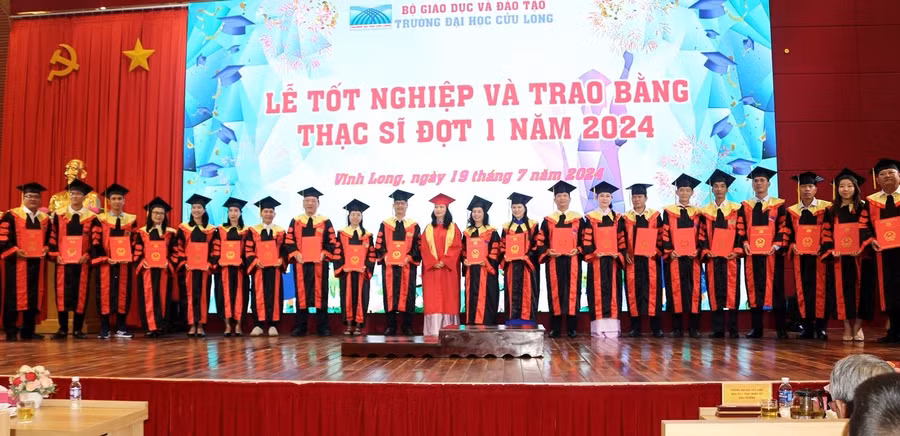 dhcl trao bang ths 3.jpg