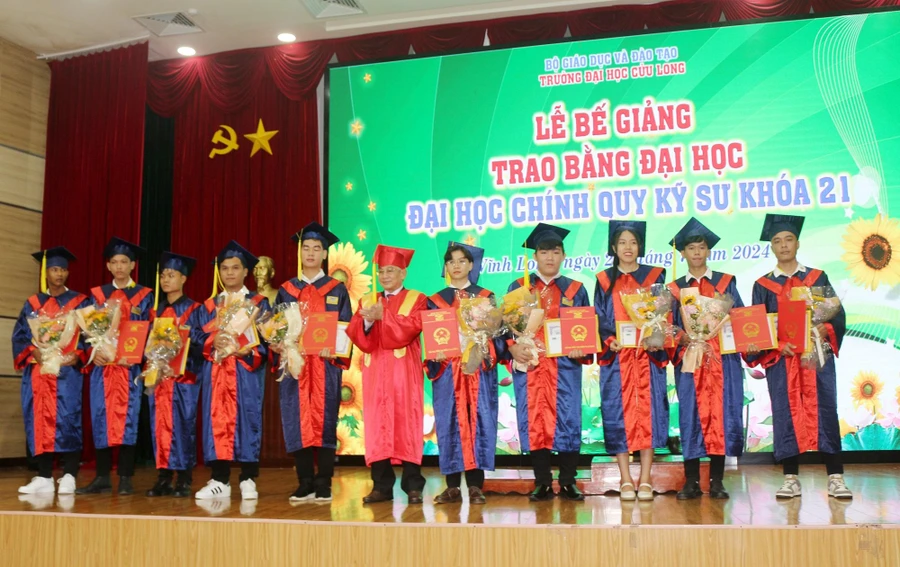 NGƯT.PGS.TS Lương Minh Cừ - Bí thư Đảng ủy, Hiệu trưởng Trường ĐH Cửu Long trao bằng cho tân kỹ sư tốt nghiệp loại xuất sắc năm 2024.