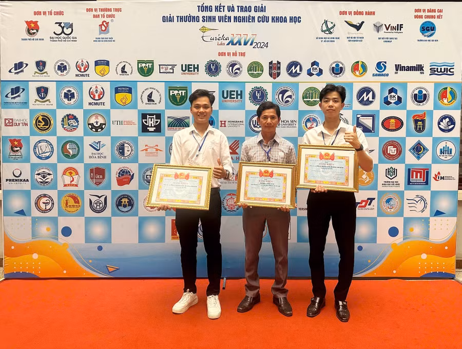 Nhóm sinh viên Trường ĐH Cửu Long đoạt giải cùng giảng viên hướng dẫn.