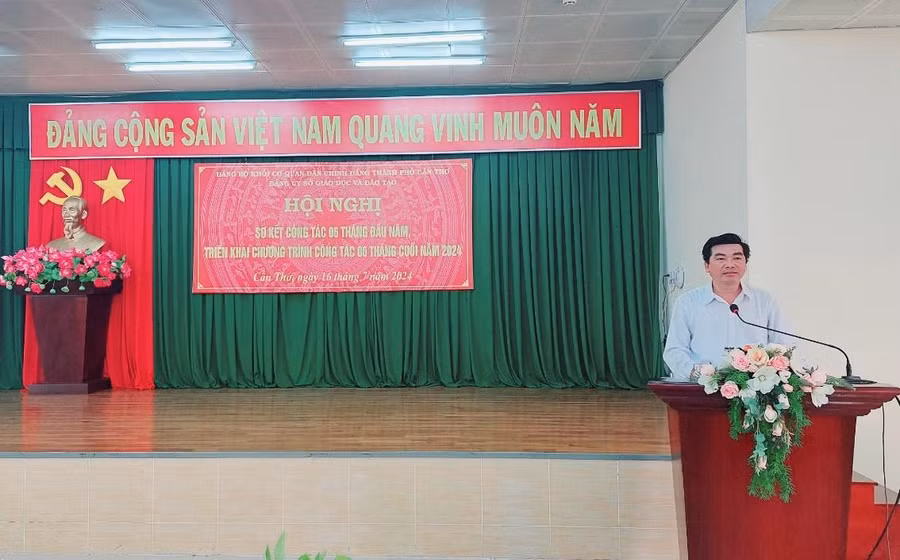 Ông Trần Thanh Bình, Bí thư Đảng ủy, Giám đốc Sở GD&ĐT phát biểu tại hội nghị.
