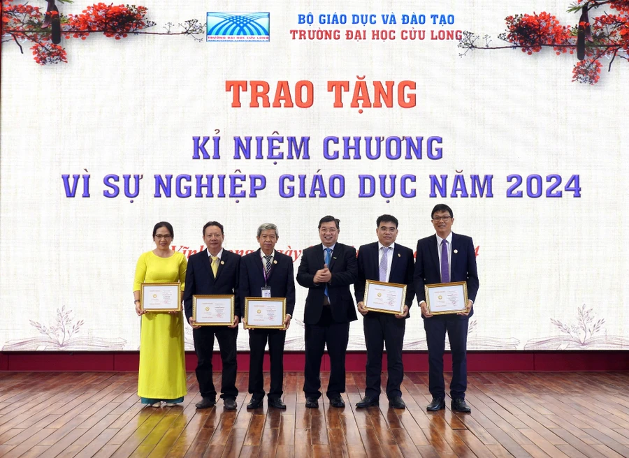 Ths Lê Tôn Đức Hòa - Chủ tịch Hội đồng Trường ĐH Cửu Long trao Kỷ niệm chương Vì sự nghiệp giáo dục cho các cá nhân.