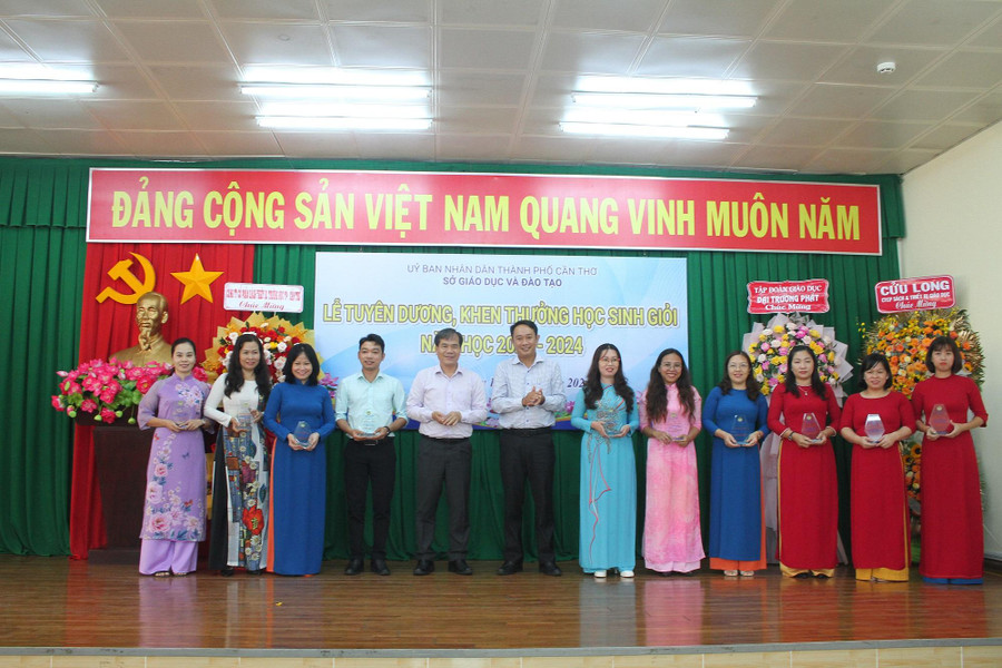 Tuyên dương, khen thưởng giáo viên trong công tác đào tạo, bồi dưỡng HS giỏi. can tho tuyen duong hs gioi 5.JPG