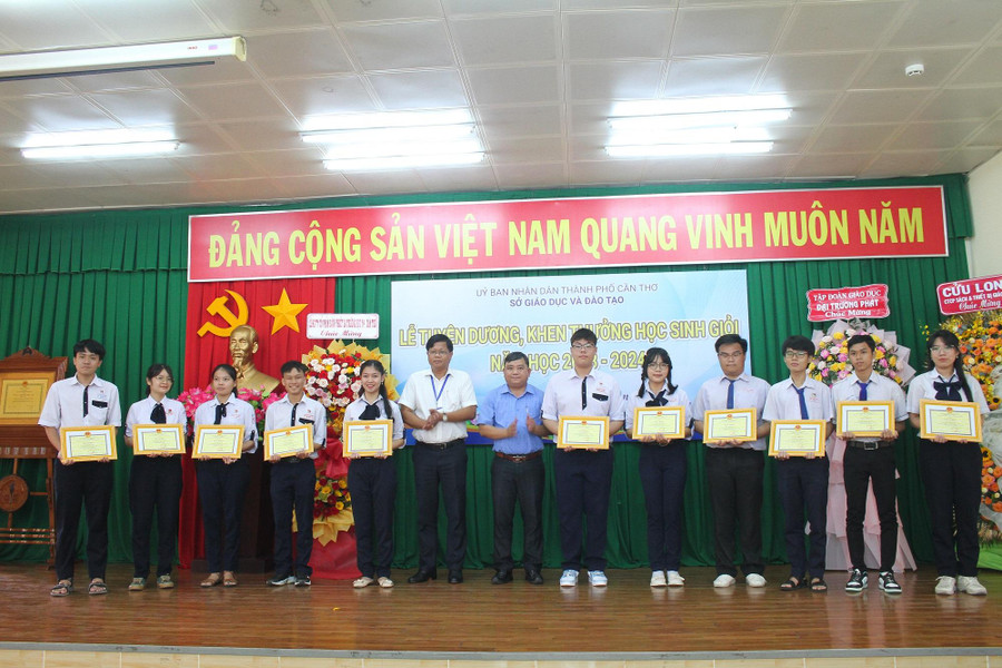 Khen thưởng các em HS đoạt giải kỳ thi học sinh giỏi thành phố. can tho tuyen duong hs gioi 4.JPG