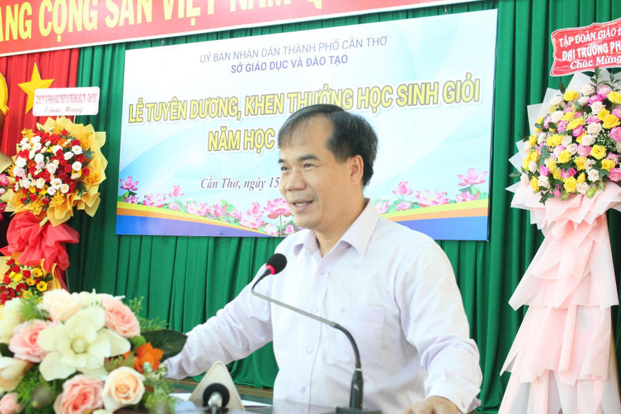 Ông Nguyễn Phúc Tăng, Phó Giám đốc Sở GD&ĐT TP Cần Thơ phát biểu tại buổi lễ. can tho tuyen duong hs gioi 3.JPG